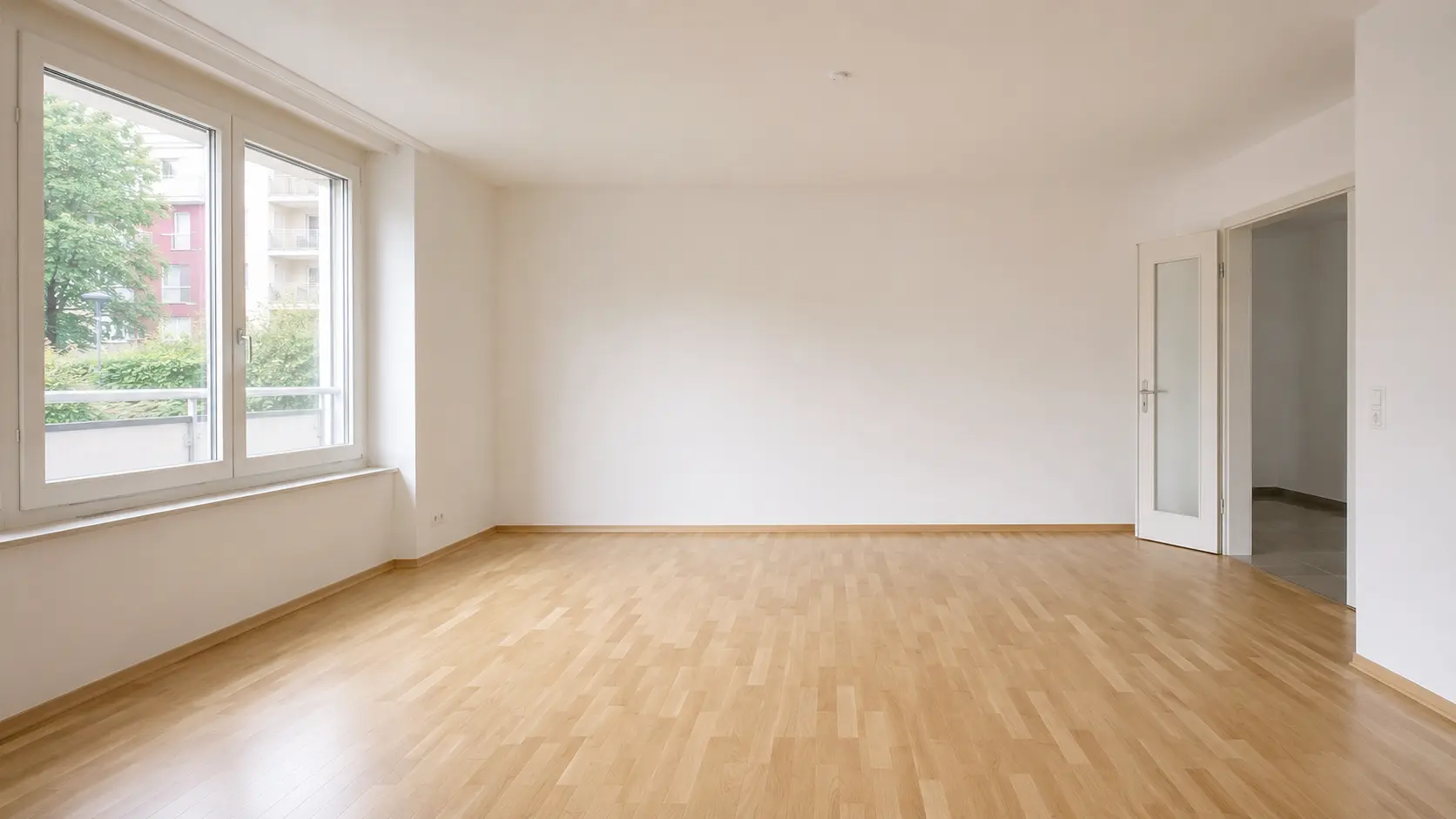 Salon vide d'un appartement, prêt pour l'état des lieux de sortie