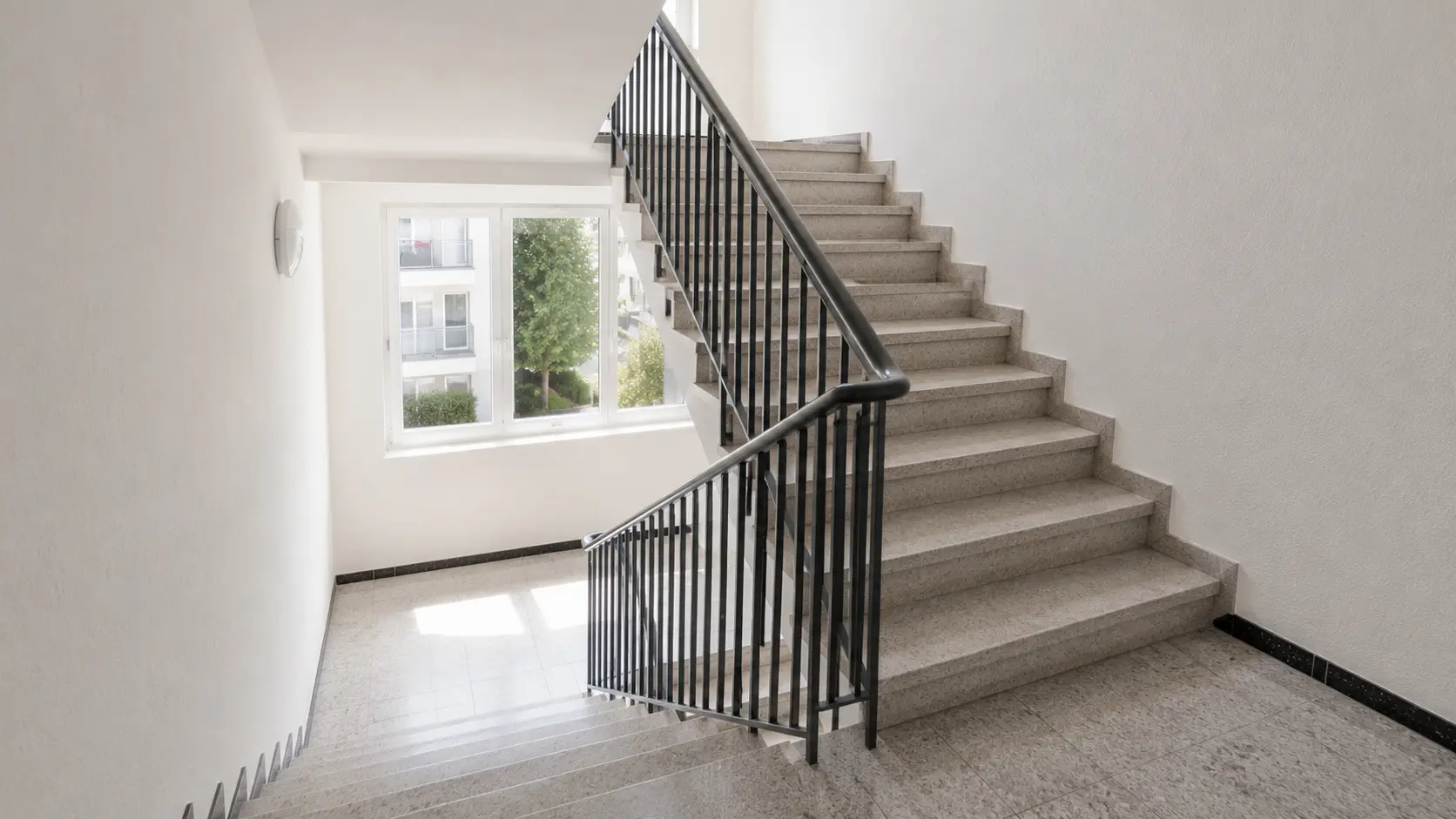 Cage d'escalier propre et lumineuse dans un immeuble résidentiel